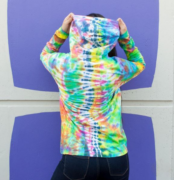 Hoodie dengan pola tie-dye